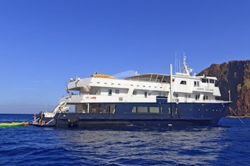 Safari Explorer Superyacht Charter