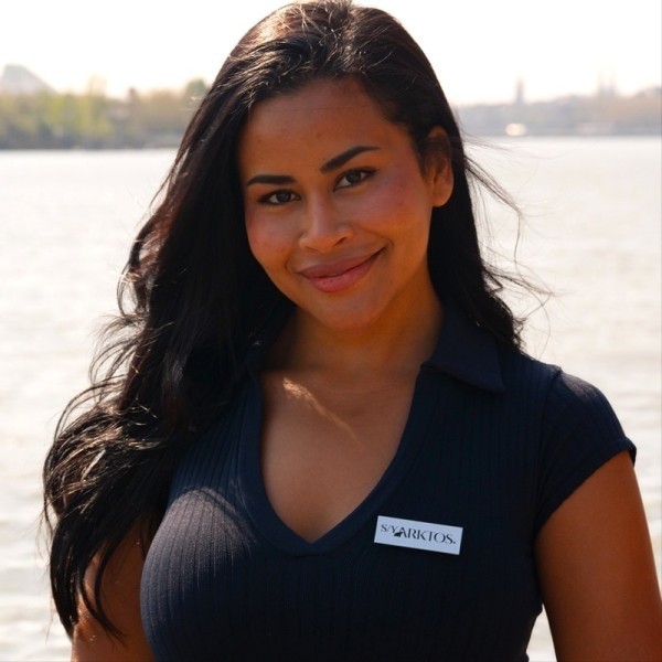 STEWARDESS: Fahda BEKKAR