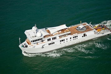 Suri Superyacht Charter