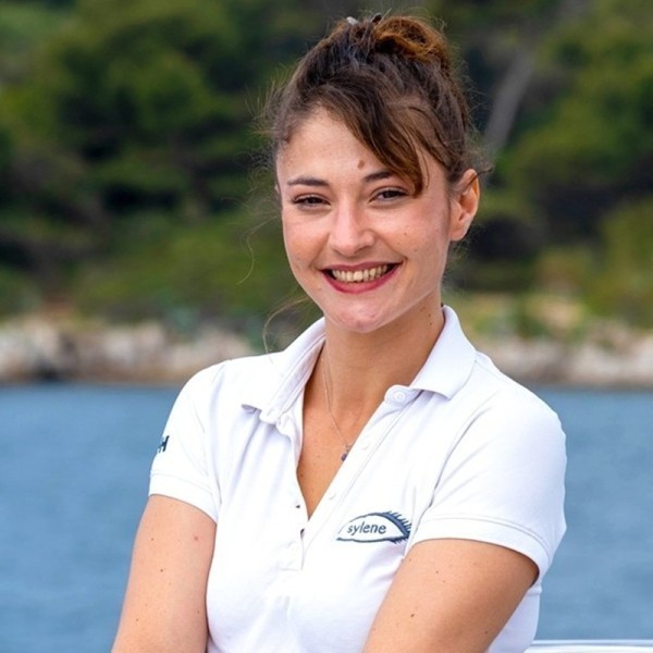 STEWARDESS: Lea LAUFER