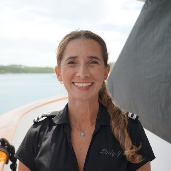 2nd Stewardess: Dominique Gonggryp