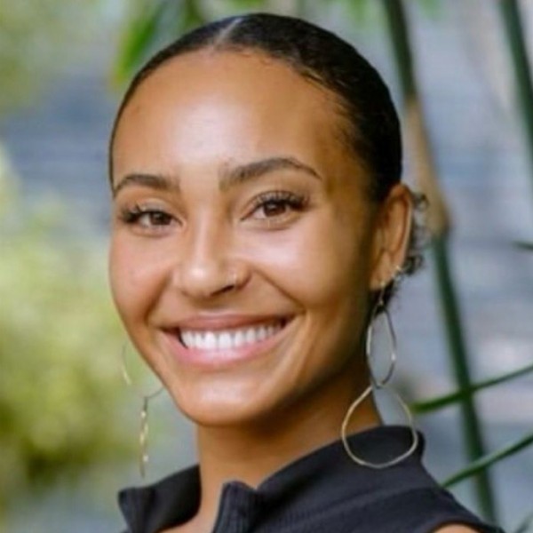 STEWARDESS-MATE: Maya REYNOLDS